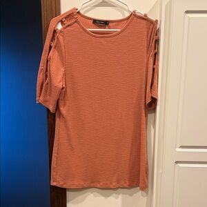 Doe & Rae Short Sleeve Top with open sleeves Accents